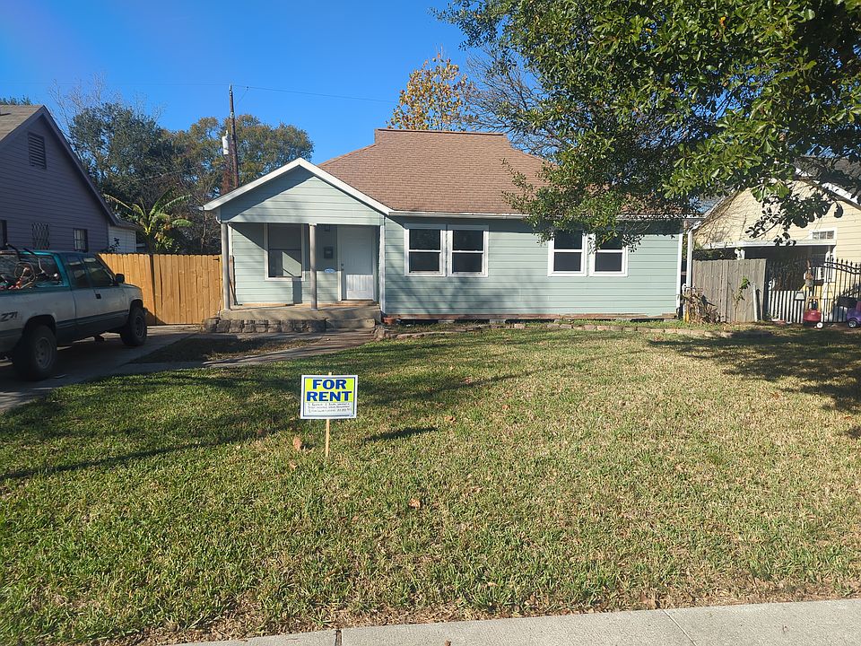 Front yard & house