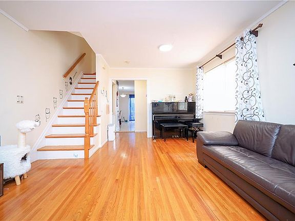 5th image of 132 Winham Ave