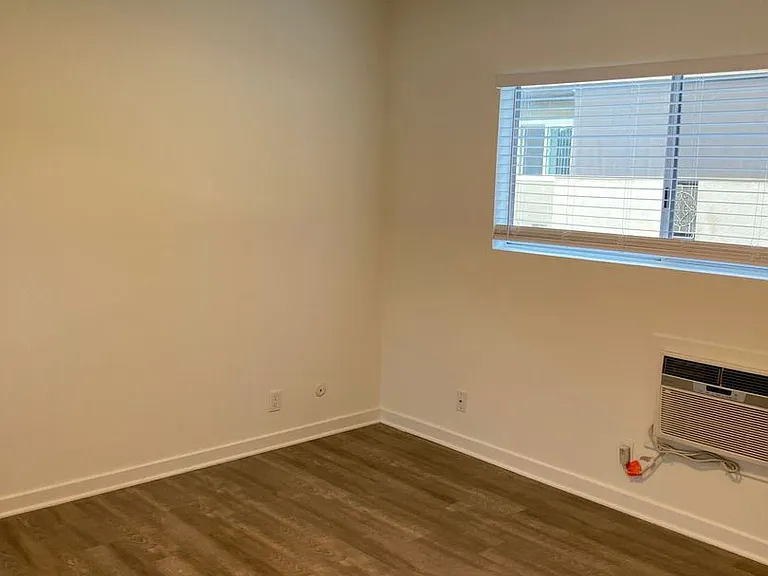 570 N Los Robles Ave — Photo 51