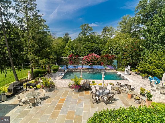 3rd image of 9245 Cambridge Manor Ct