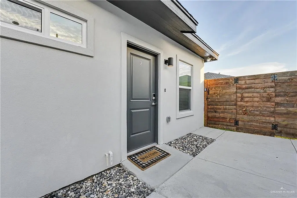 3 bed, 2.0 bath, 920 sqft, $1,850 — Photo 2