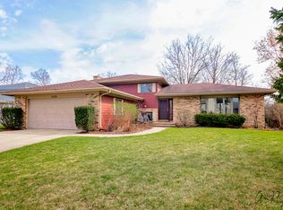 1070 Tamarack Ln, Libertyville, IL 60048