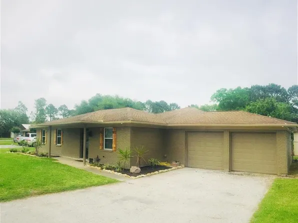 137 N Lake Dr, Winnie, TX 77665