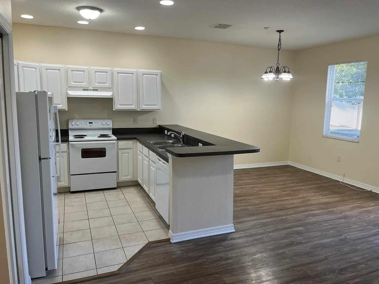3 bed, 2.5 bath, 1700 sqft, $2,000 — Photo 4