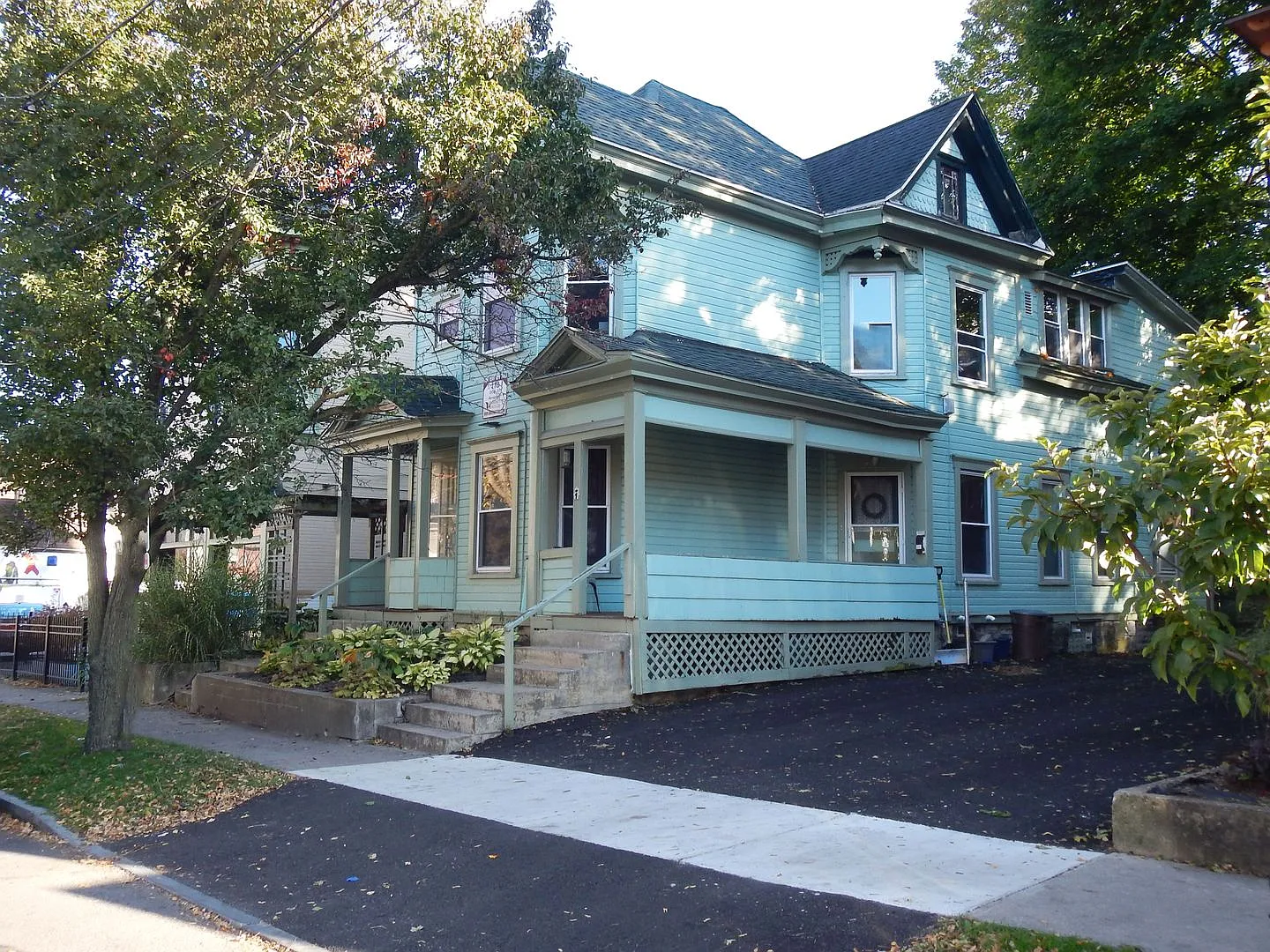 118 Dell St Apt 2 - Available 07/01/2027 - Beautiful 3 Bedroom Near Shops & Eateries — Photo 2