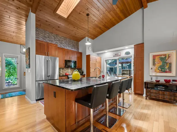 6884 Stonewood Ct, Eden Prairie, MN 55346