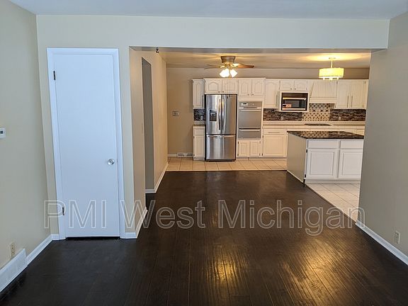 3rd image of 1956 Crestmoor Ct SE