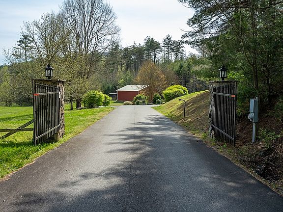 4th image of 2 Flowing Springs Dr
