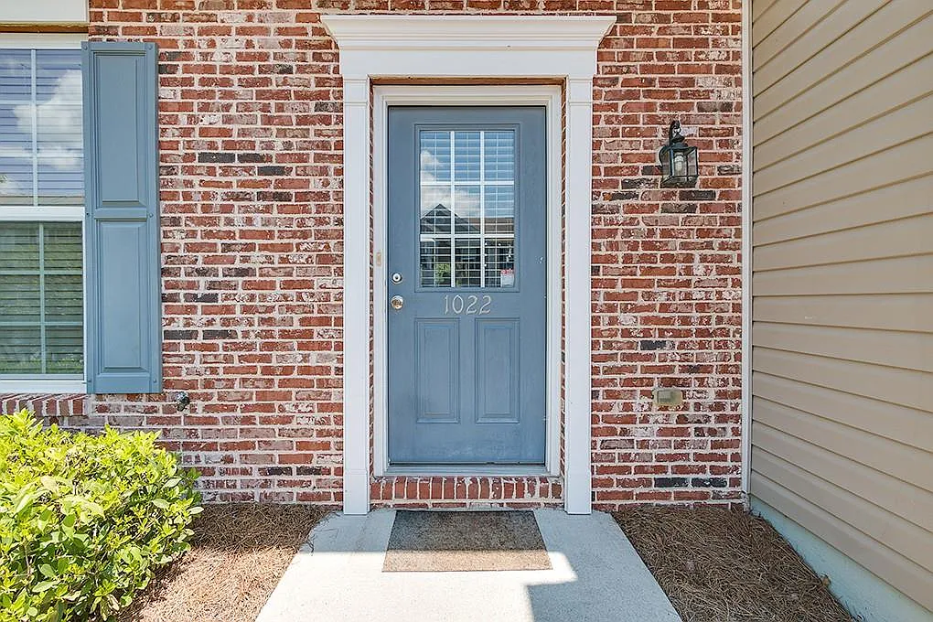 3 bed, 2.5 bath, 1386 sqft, $2,200 — Photo 2