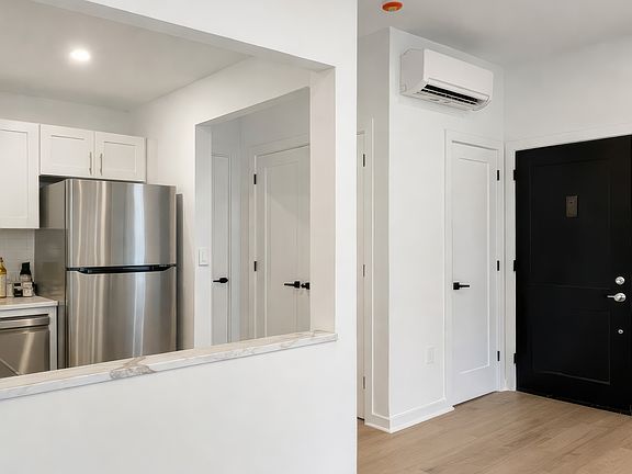 4th image of 208 Warren St #1
