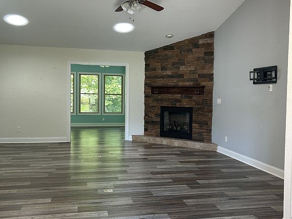 3rd image of 40 Brooks Ln