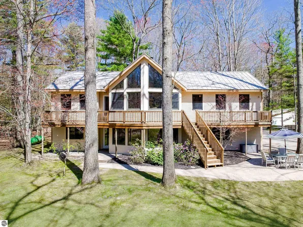 125 Dubonnet Trl, Interlochen, MI 49643