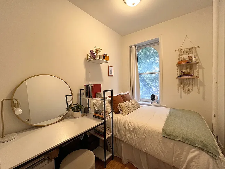 153 E 18th St #5 — Photo 4