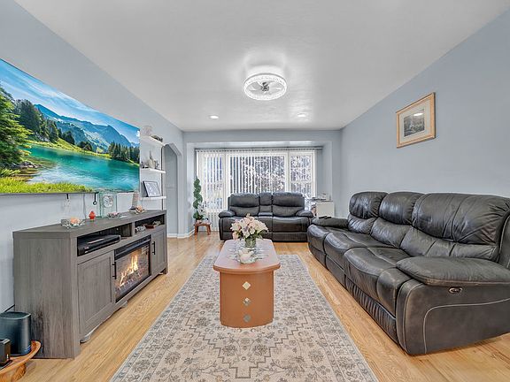 4th image of 3615 W 70th Pl