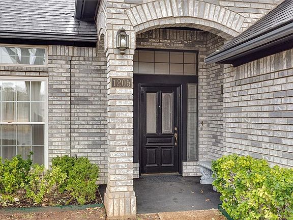 2nd image of 1205 Saint James Pl