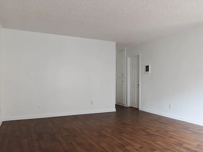 Parkway Plaza Apartments — Photo 22