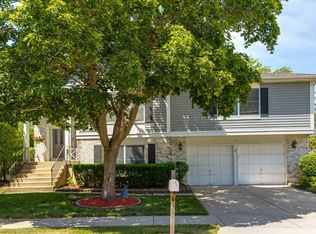 110 Hastings Ct, Vernon Hills, IL 60061