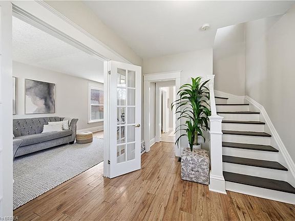 3rd image of 33 Richmond St