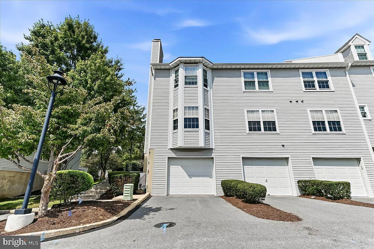 2 bed, 2.0 bath, 1584 sqft, $2,200 — Photo 1