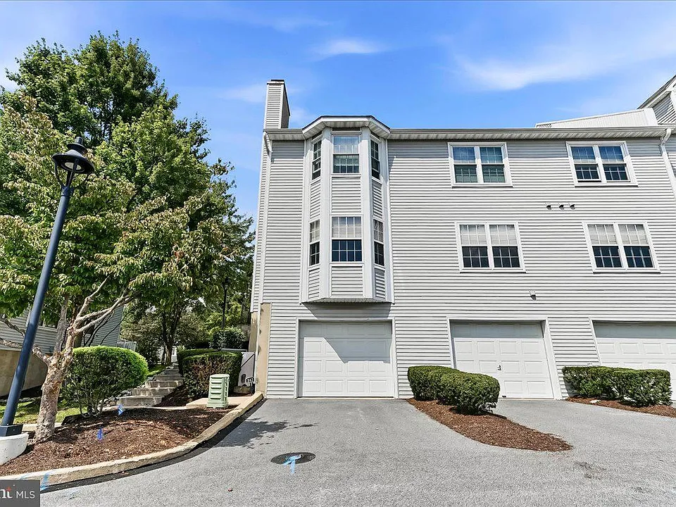 347 Huntington Ct #19
