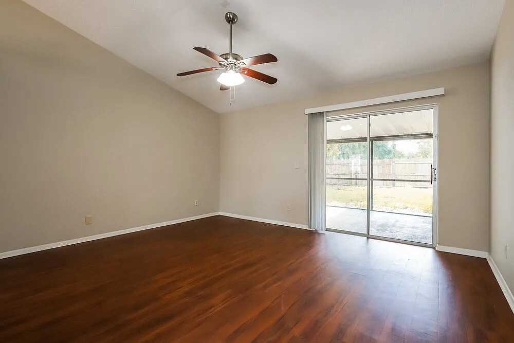 3 bed, 2.0 bath, 1243 sqft, $2,010 — Photo 3