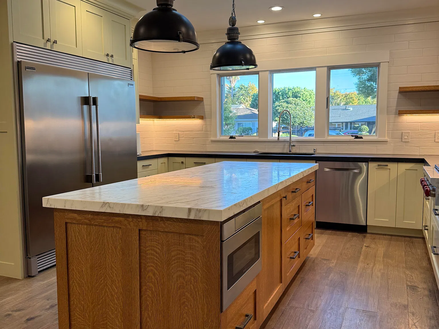 4 bed, 2.5 bath, 2500 sqft, $8,800 — Photo 2