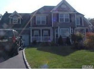 15 Christine Ct, Bohemia, NY 11716