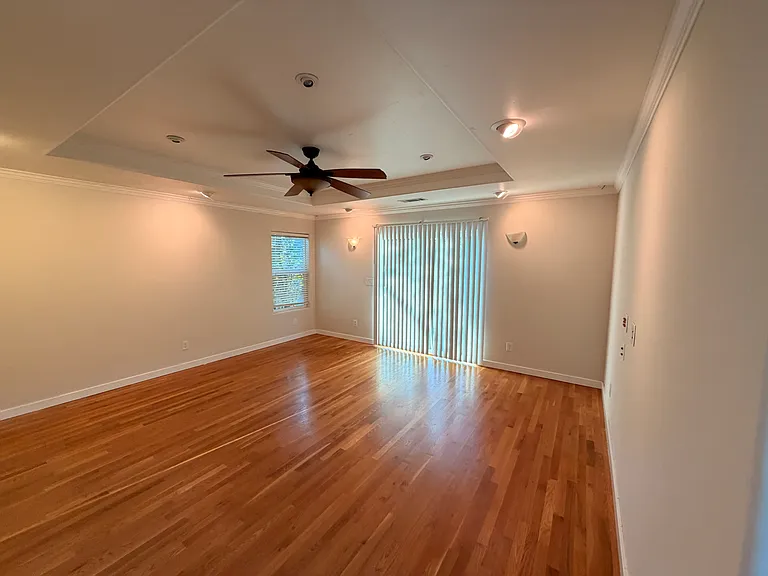 585 Morse Ave — Photo 15