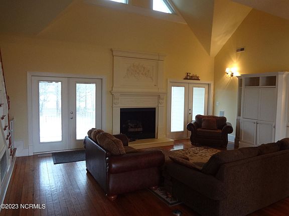 3rd image of 916 Sheffield Dr
