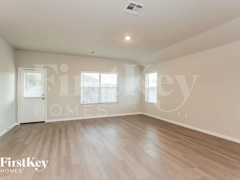 15007 Maskette Ave — Photo 3