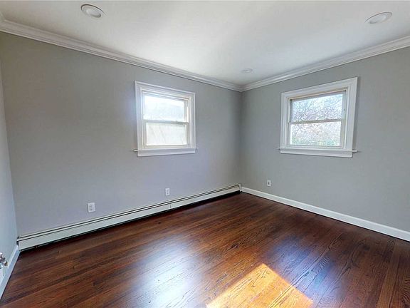 4th image of 20 Bayview St E