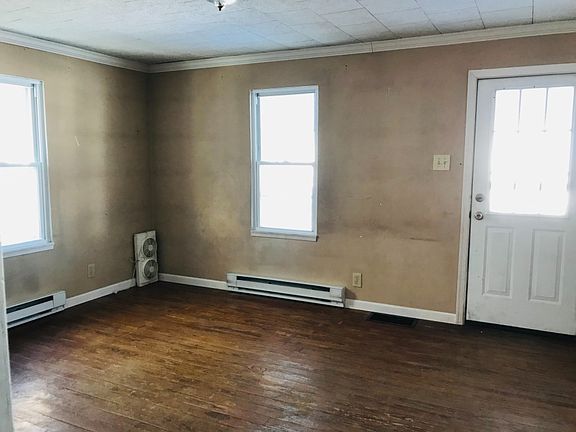 5th image of 121 Brown Ave