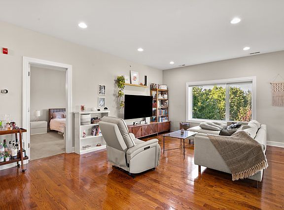 5th image of 645 Custer Ave Unit 403