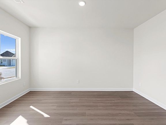 4th image of 130 Martel Dr
