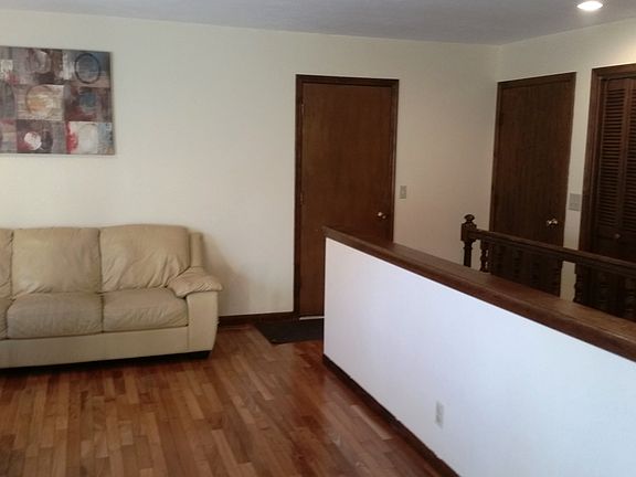 2nd image of 811 W South St