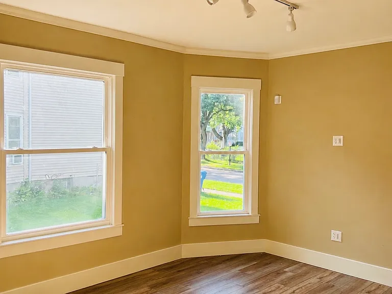 185 Columbia Ave — Photo 3