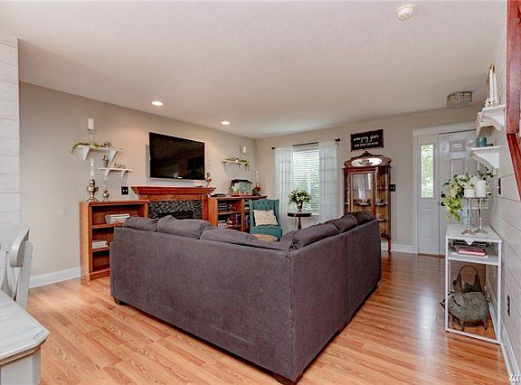 4th image of 17918 Panorama Blvd