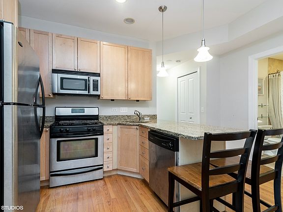 3rd image of 7635.5 N Greenview Ave #2N