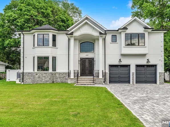 452 Oregon St, Paramus, NJ 07652