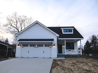 624 S Winding Dr, Waterford, MI 48328
