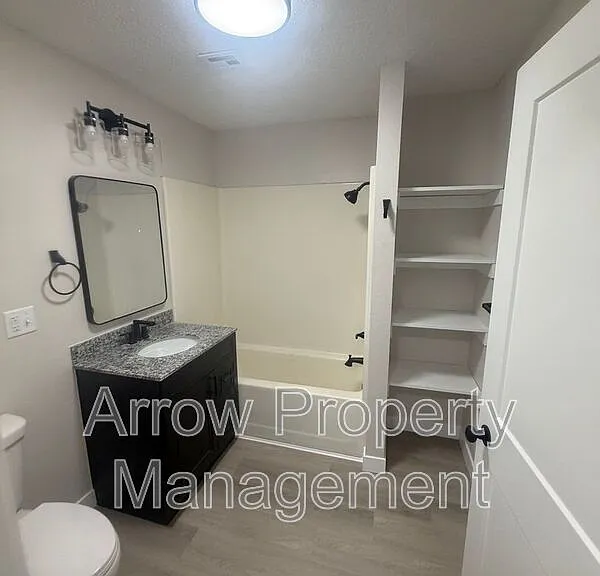 1015 W 14th St #8 — Photo 15