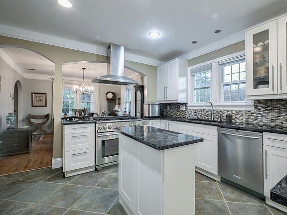 4th image of 10 Mayfair Ave