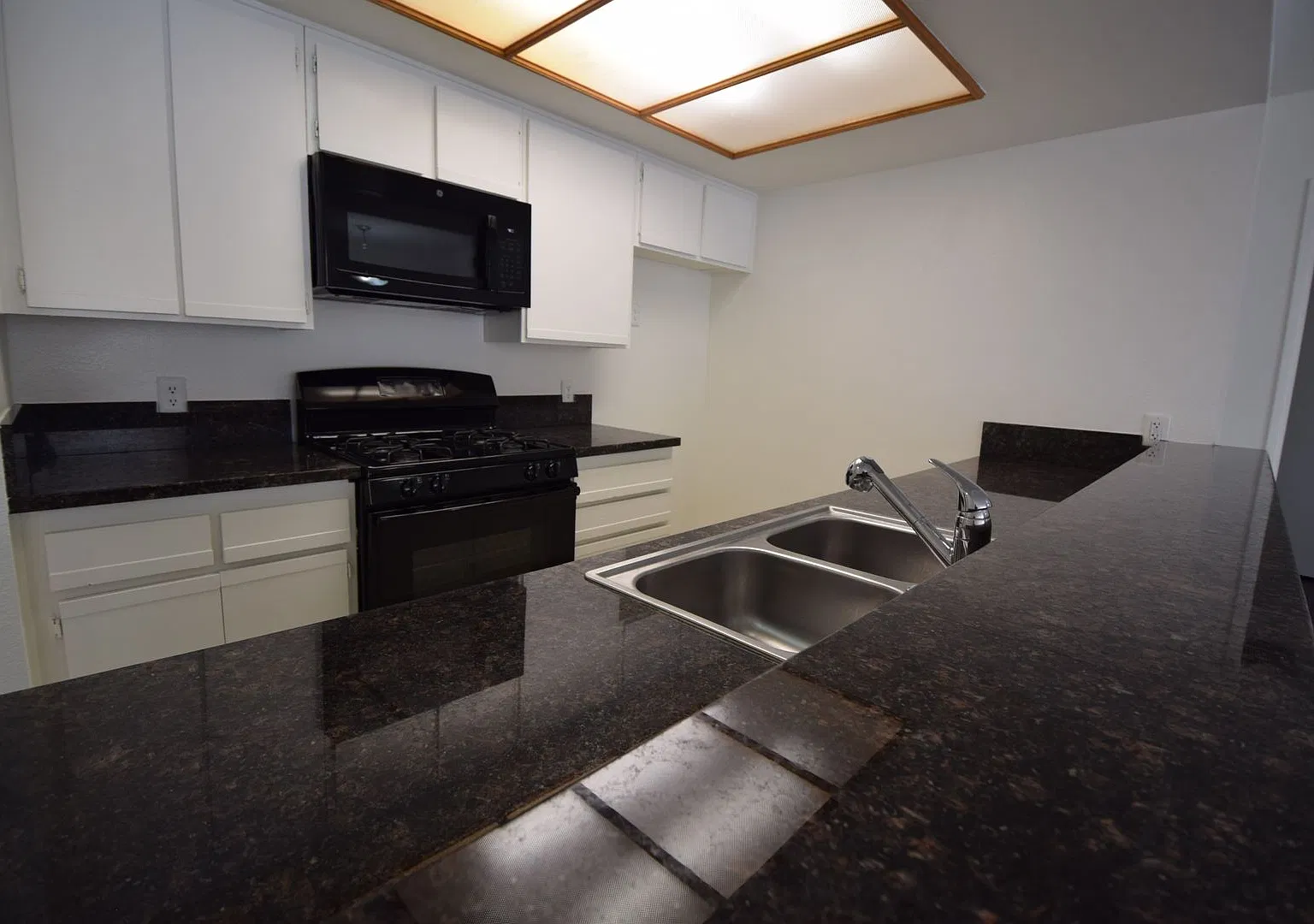 3960 Carpenter Ave — Photo 4