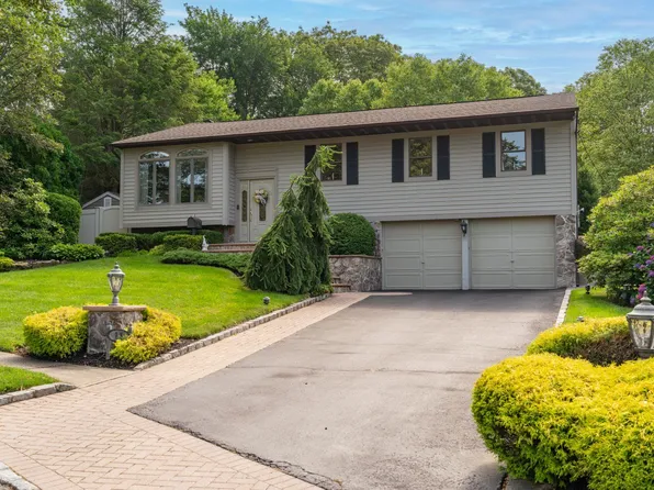 11 Val Court, Commack, NY 11725