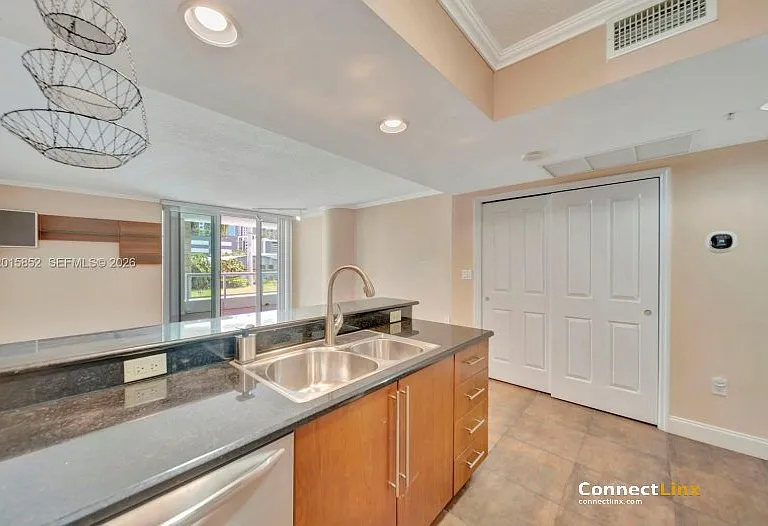 401 SW 4th Ave — Photo 12