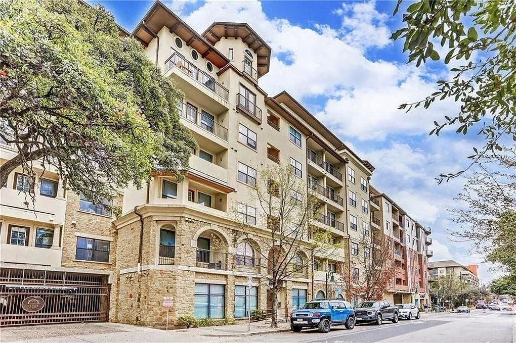 2 bed, 2.0 bath, 879 sqft, $1,950 — Photo 1