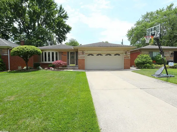 21636 Lakeland St, Saint Clair Shores, MI 48081