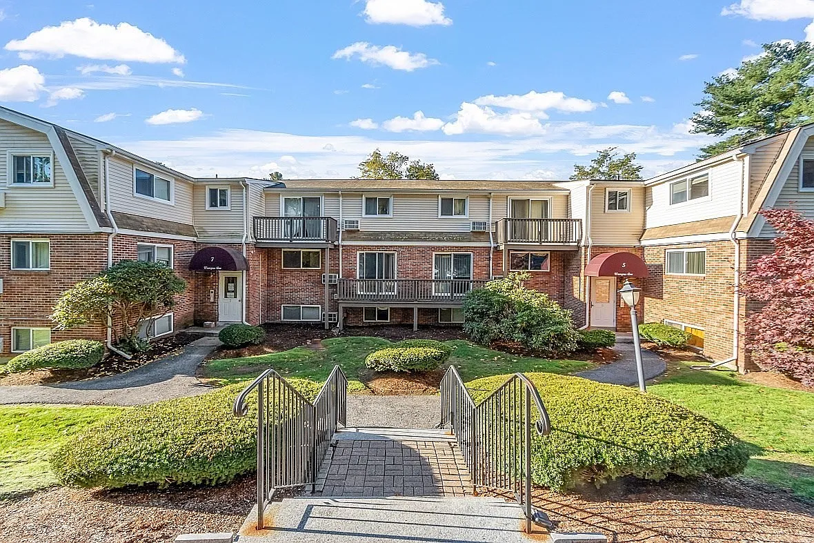 2 bed, 1.0 bath, 730 sqft, $2,300 — Photo 1