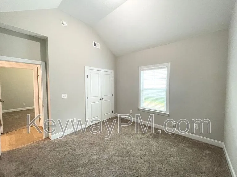 410 Longford St — Photo 12