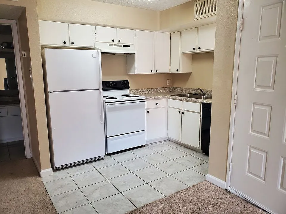 PLAZA VERDE CONDOS — Photo 2